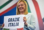 Strahlende Siegerin: Giorgia Meloni, Vorsitzende der rechtsradikalen Partei Fratelli d'Italia, hält ein Schild mit der Aufschrift «Grazie Italia» («Danke Italien»). Foto: Oliver Weiken/dpa