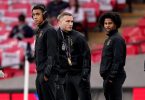 Die deutschen Nationalspieler Jamal Musiala (l-r), David Raum und Serge Gnabry schauen sich vor dem Spiel im Stadion um. Foto: John Walton/PA Wire/dpa