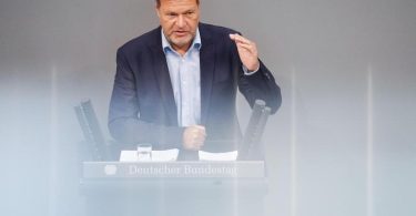 Wirtschaftsminister Robert Habeck (Grüne) spricht während einer Sitzung des Deutschen Bundestags. Foto: Kay Nietfeld/dpa