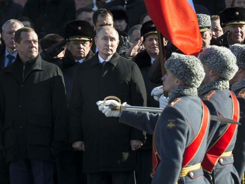 Der ehemalige Kremlchef Dmitri Medwedew (l) - hier 2018 neben dem russischen Präsident Wladimir Putin - ist offen für den Einsatz von Atomwaffen. Foto: Alexander Zemlianichenko/AP/dpa