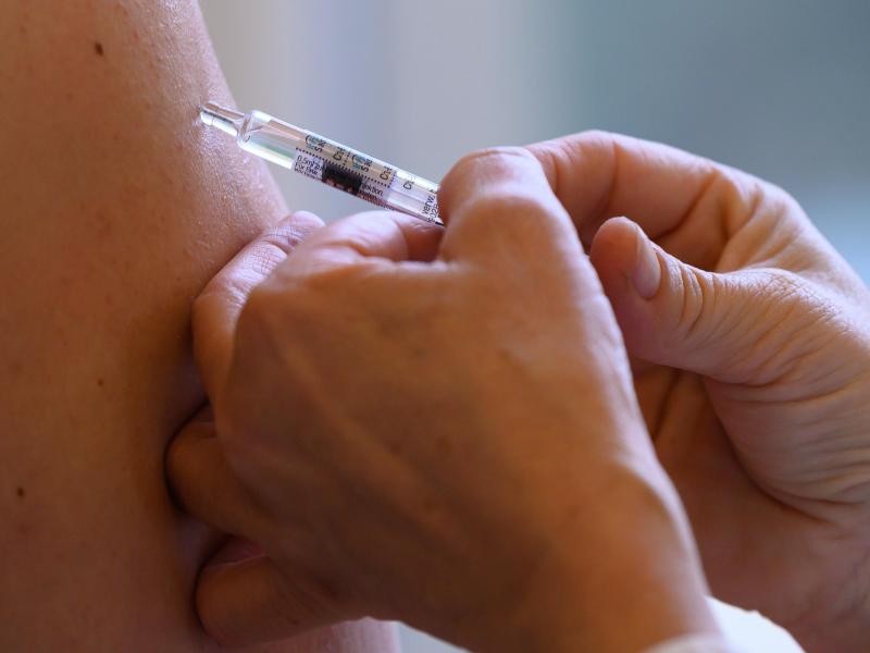 Eine Impfung gegen Grippe soll ab Oktober auch in den Apotheken möglich sein. Foto: Robert Michael/dpa-Zentralbild/dpa