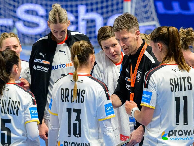 Bundestrainer Markus Gaugisch spricht zum Team. Foto: Marco Wolf/dpa