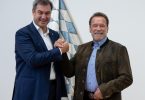 Markus Söder empfängt Arnold Schwarzenegger für die Verleihung des blauen Panthers. Foto: Sven Hoppe/dpa