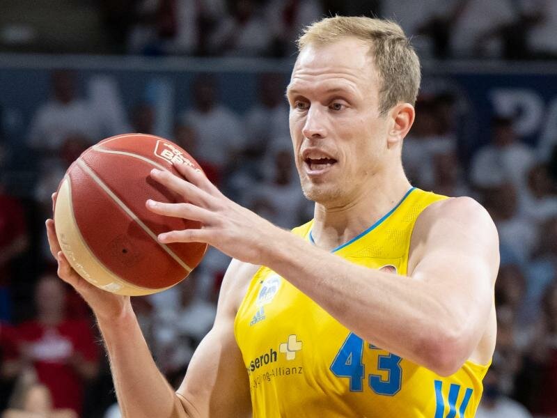 Luke Sikma von Berlin spielt den Ball. Foto: Sven Hoppe/dpa