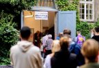 Wähler warten am 26. September 2021 im Berliner Stadtteil Prenzlauer Berg in einer langen Schlange vor einem Wahllokal. Foto: Hauke-Christian Dittrich/dpa
