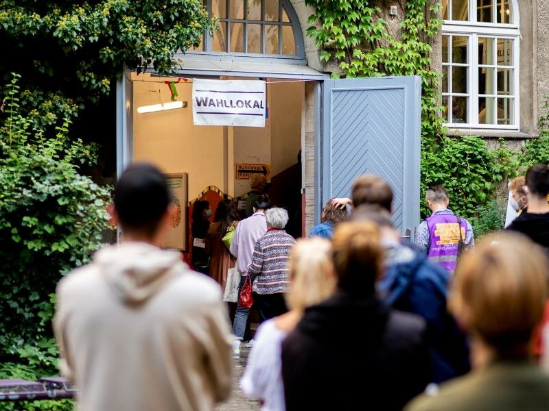 Wähler warten am 26. September 2021 im Berliner Stadtteil Prenzlauer Berg in einer langen Schlange vor einem Wahllokal. Foto: Hauke-Christian Dittrich/dpa