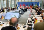 Die Regierungschefs der Länder bei der Ministerpräsidentenkonferenz in Berlin. Foto: Bernd von Jutrczenka/dpa