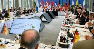 Die Regierungschefs der Länder bei der Ministerpräsidentenkonferenz in Berlin. Foto: Bernd von Jutrczenka/dpa