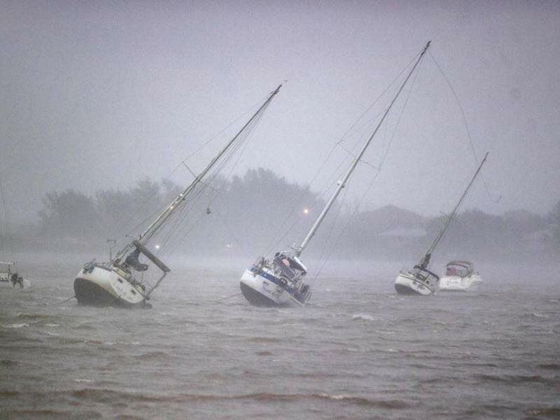 Segelboote werden in der Roberts Bay im Süden Floridas umhergeweht. Foto: Pedro Portal/El Nuevo Herald via ZUMA Press/dpa