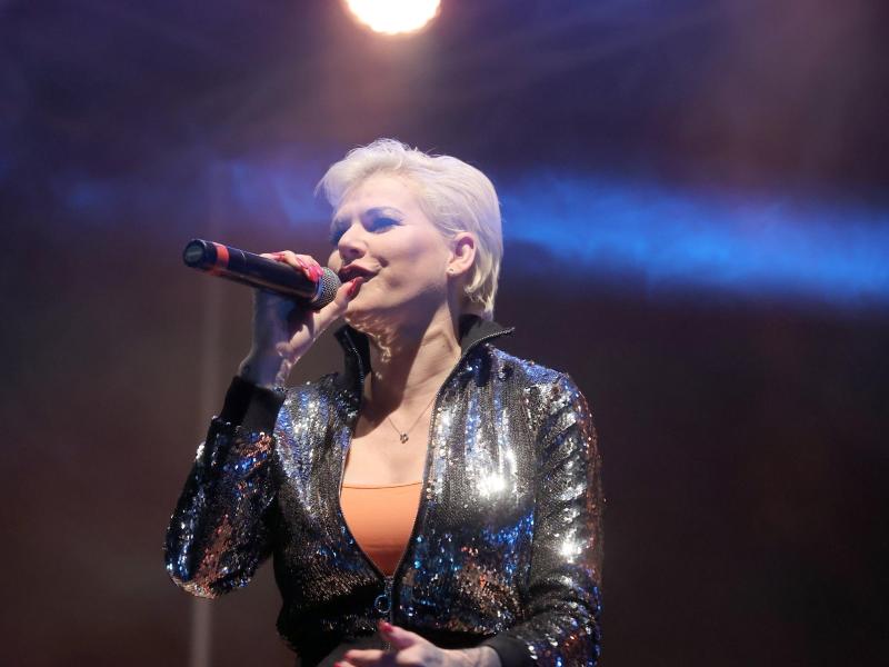 Schlagersängerin Melanie Müller singt auf der Bühne einer Autodisco in Thüringen. Foto: Bodo Schackow/dpa-Zentralbild/dpa