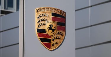 Das Porsche-Zentrum in Stuttgart - heute bringt der Volkswagen-Konzern seine Sportwagentochter Porsche AG an die Börse. Foto: Marijan Murat/dpa