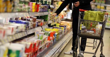 Wenn jeder Griff ins Supermarktregal überlegt sein will: Gestiegene Lebensmittelpreise sind nur ein Posten, der Geldbeutel von Verbraucherinnen und Verbraucher belastet. Foto: Oliver Berg/dpa