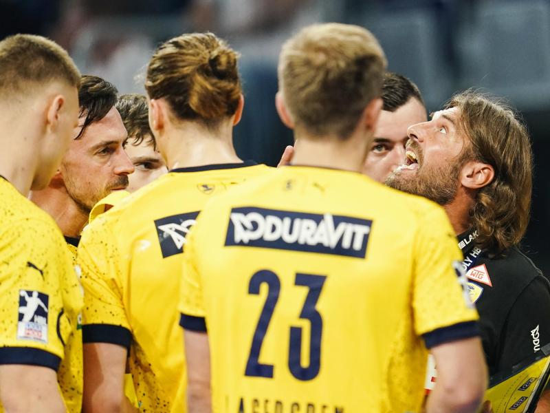 Trainer Sebastian Hinze (r) und seine Handballer der Rhein-Neckar Löwen sind in dieser Bundesligasaison noch ungeschlagen. Foto: Uwe Anspach/dpa