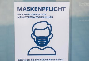 In Kliniken, Arztpraxen, Pflegeheimen und anderen Gesundheitseinrichtungen gilt bundesweit eine FFP2-Maskenpflicht. Foto: Stefan Sauer/dpa