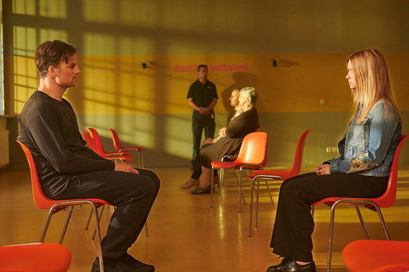 Vivi Klettmann (Julia Beautx) besucht ihren Vater Peter Klettmann (Torben Liebrecht) im Gefängnis. Er hat Vivis Mutter ermordet. (c) Walter Wehner, ZDF