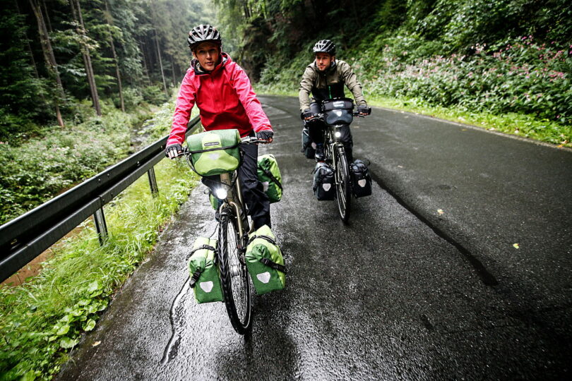 Bei Gewitter kann es auf dem Fahrrad nicht nur nass, sondern auch gefährlich werden. Foto (c) www.pd-f.de / ortlieb.com